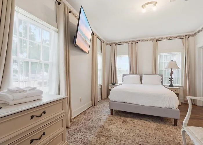 Spacious 4br For Crews & Groups With Free Parking Hébergement de vacances