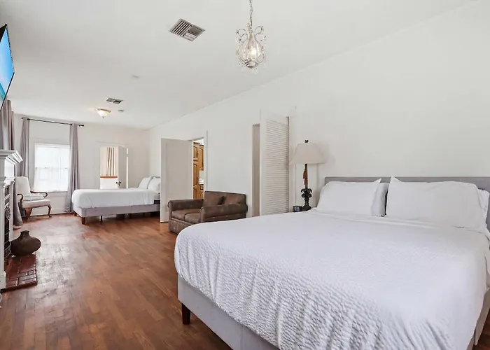 Hébergement de vacances Spacious 4br For Crews & Groups With Free Parking *