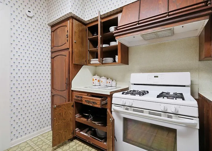 Spacious 4br For Crews & Groups With Free Parking Hébergement de vacances